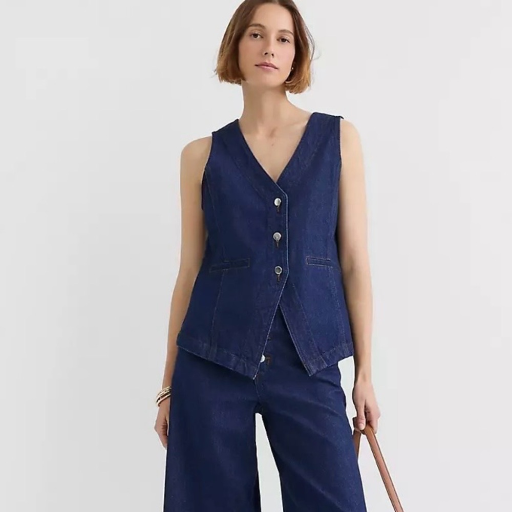 NWT. LOFT Denim Pocket Vest. SIZE: XL.